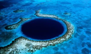 Великата синя дупка край бреговете на Белиз (Great Blue Hole )