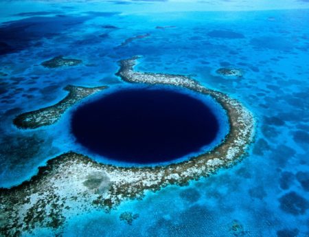Великата синя дупка край бреговете на Белиз (Great Blue Hole )