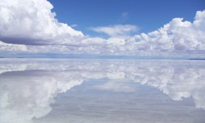 Салар де Уюни: Едно от най-големите естествени огледала в света