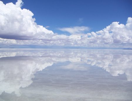 Салар де Уюни: Едно от най-големите естествени огледала в света