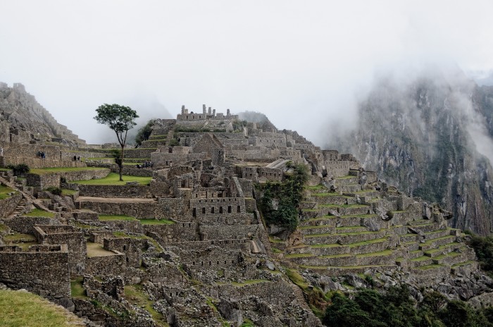 Machu_Picchu_as_the_mist's_rise_at_dawn