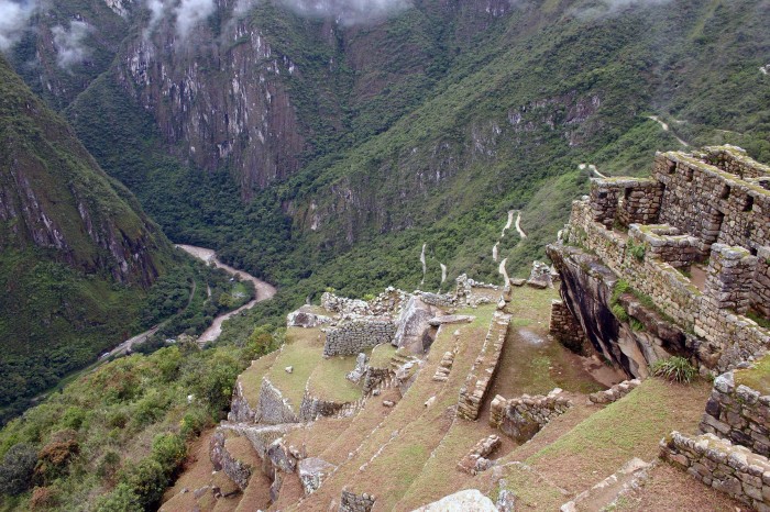 Ruins_at_Machu_Picchu_with_the_Urubamba_river_below_copy