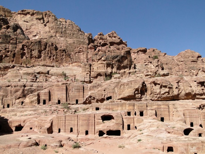 Street_of_Facades,_Petra