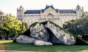 Гигантска скулптура на площад в Будапеща