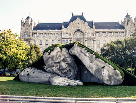 Гигантска скулптура на площад в Будапеща