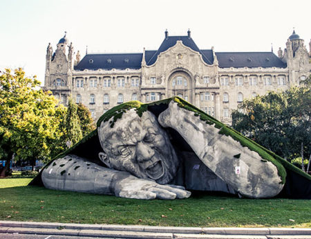 Гигантска скулптура на площад в Будапеща