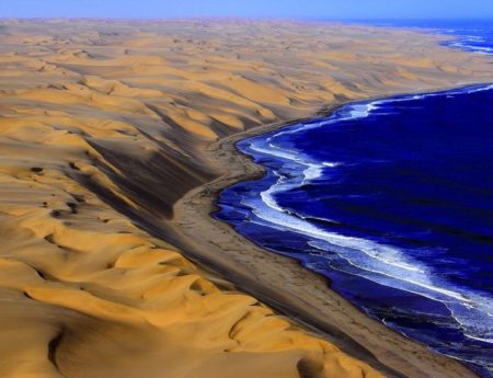 Среща на пустинята Намиб с океана