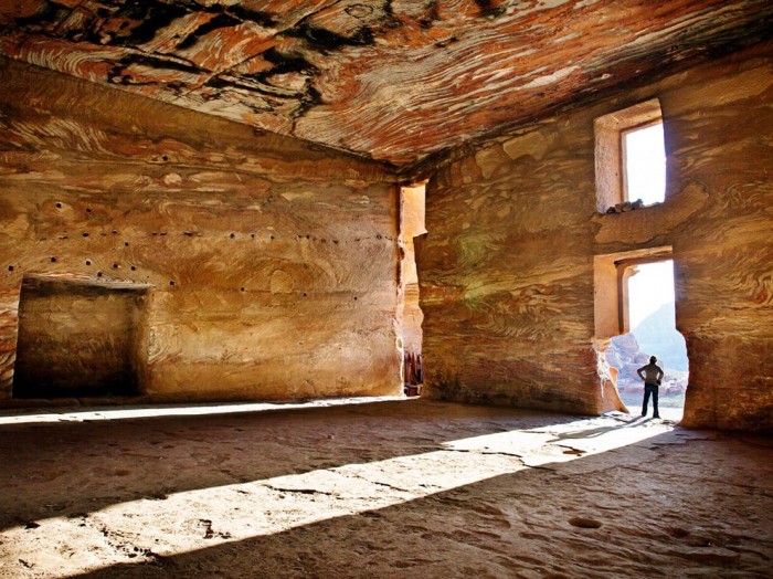 tomb-of-urn-petra-jordan_55782_990x742